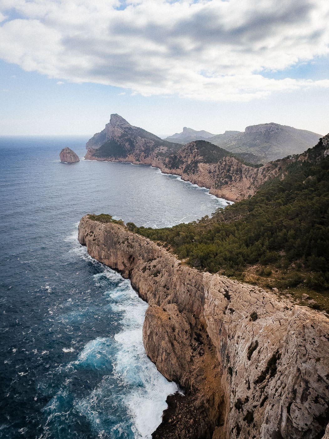 Mallorca Nebensaison: Euer Guide für das echte Mallorca abseits der Massen 2 Mallorca2024 005 | Die Mallorca Nebensaison ist so viel mehr als nur Ballermann, Schinkenstraße und Party-Tourismus! Wie ist das bei euch? Habt ihr bei Mallorca auch zuerst die überfüllten Strände und lauten Bars im Kopf? Dann lasst euch von uns auf eine Reise mitnehmen, die euer Bild von der Lieblingsinsel der Deutschen komplett verändern wird. Wir waren nun schon mehrfach dort und haben bei jedem Besuch tiefere Einblicke in die echte und authentische Seite dieser fantastischen Insel bekommen. Und ganz wichtig: Wir reisen immer in der Mallorca Nebensaison! Das ist der Schlüssel, um die versteckten Schätze wirklich zu erleben. Wir zeigen euch unsere persönlichen Geheimtipps für Restaurants, charmante Orte und einzigartige Läden fernab vom Trubel. Jetzt geht's also los mit jeder Menge Genuss und vielen tollen Erlebnissen.