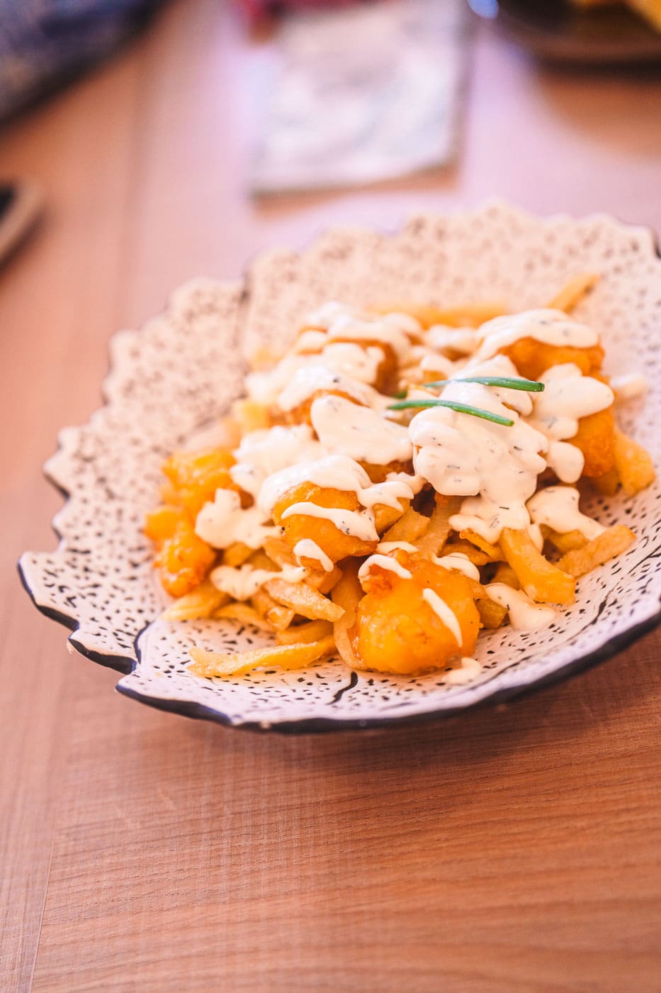 Mallorca Nebensaison: Euer Guide für das echte Mallorca abseits der Massen 16 Mallorca2024 086 | Die Mallorca Nebensaison ist so viel mehr als nur Ballermann, Schinkenstraße und Party-Tourismus! Wie ist das bei euch? Habt ihr bei Mallorca auch zuerst die überfüllten Strände und lauten Bars im Kopf? Dann lasst euch von uns auf eine Reise mitnehmen, die euer Bild von der Lieblingsinsel der Deutschen komplett verändern wird. Wir waren nun schon mehrfach dort und haben bei jedem Besuch tiefere Einblicke in die echte und authentische Seite dieser fantastischen Insel bekommen. Und ganz wichtig: Wir reisen immer in der Mallorca Nebensaison! Das ist der Schlüssel, um die versteckten Schätze wirklich zu erleben. Wir zeigen euch unsere persönlichen Geheimtipps für Restaurants, charmante Orte und einzigartige Läden fernab vom Trubel. Jetzt geht's also los mit jeder Menge Genuss und vielen tollen Erlebnissen.