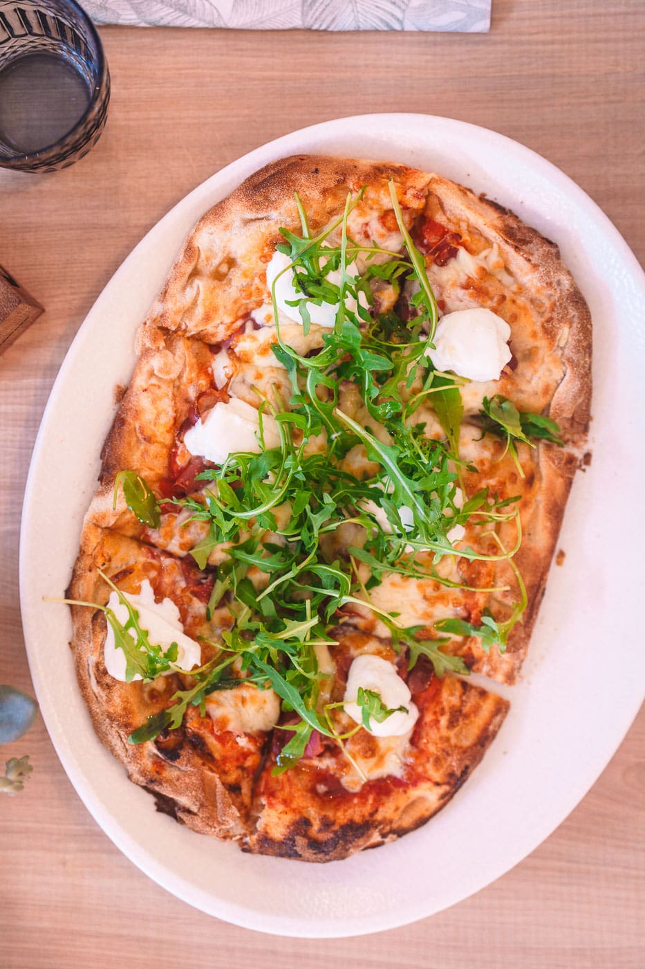 Mallorca Nebensaison: Euer Guide für das echte Mallorca abseits der Massen 14 Mallorca2024 087 | Die Mallorca Nebensaison ist so viel mehr als nur Ballermann, Schinkenstraße und Party-Tourismus! Wie ist das bei euch? Habt ihr bei Mallorca auch zuerst die überfüllten Strände und lauten Bars im Kopf? Dann lasst euch von uns auf eine Reise mitnehmen, die euer Bild von der Lieblingsinsel der Deutschen komplett verändern wird. Wir waren nun schon mehrfach dort und haben bei jedem Besuch tiefere Einblicke in die echte und authentische Seite dieser fantastischen Insel bekommen. Und ganz wichtig: Wir reisen immer in der Mallorca Nebensaison! Das ist der Schlüssel, um die versteckten Schätze wirklich zu erleben. Wir zeigen euch unsere persönlichen Geheimtipps für Restaurants, charmante Orte und einzigartige Läden fernab vom Trubel. Jetzt geht's also los mit jeder Menge Genuss und vielen tollen Erlebnissen.