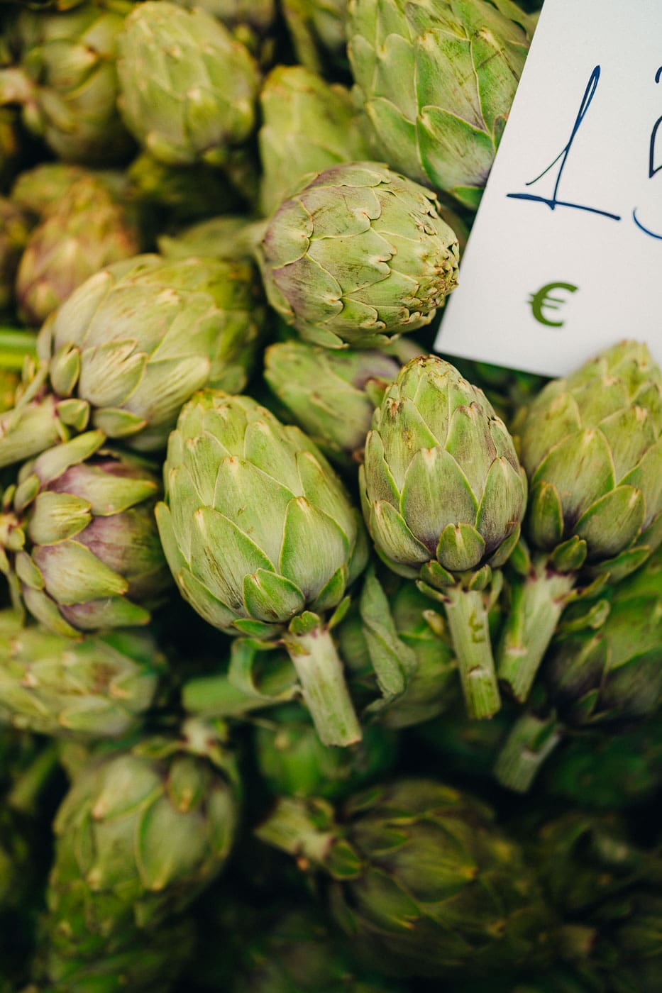 Mallorca Nebensaison: Euer Guide für das echte Mallorca abseits der Massen 6 Mallorca2024 104 | Die Mallorca Nebensaison ist so viel mehr als nur Ballermann, Schinkenstraße und Party-Tourismus! Wie ist das bei euch? Habt ihr bei Mallorca auch zuerst die überfüllten Strände und lauten Bars im Kopf? Dann lasst euch von uns auf eine Reise mitnehmen, die euer Bild von der Lieblingsinsel der Deutschen komplett verändern wird. Wir waren nun schon mehrfach dort und haben bei jedem Besuch tiefere Einblicke in die echte und authentische Seite dieser fantastischen Insel bekommen. Und ganz wichtig: Wir reisen immer in der Mallorca Nebensaison! Das ist der Schlüssel, um die versteckten Schätze wirklich zu erleben. Wir zeigen euch unsere persönlichen Geheimtipps für Restaurants, charmante Orte und einzigartige Läden fernab vom Trubel. Jetzt geht's also los mit jeder Menge Genuss und vielen tollen Erlebnissen.