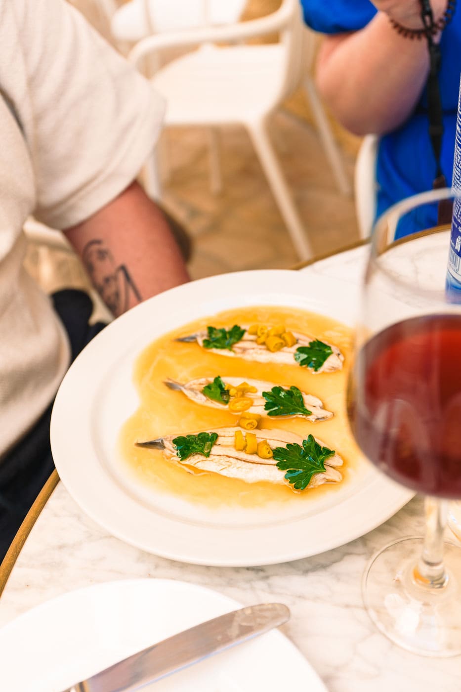 Mallorca Nebensaison: Euer Guide für das echte Mallorca abseits der Massen 9 Mallorca2024 127 | Die Mallorca Nebensaison ist so viel mehr als nur Ballermann, Schinkenstraße und Party-Tourismus! Wie ist das bei euch? Habt ihr bei Mallorca auch zuerst die überfüllten Strände und lauten Bars im Kopf? Dann lasst euch von uns auf eine Reise mitnehmen, die euer Bild von der Lieblingsinsel der Deutschen komplett verändern wird. Wir waren nun schon mehrfach dort und haben bei jedem Besuch tiefere Einblicke in die echte und authentische Seite dieser fantastischen Insel bekommen. Und ganz wichtig: Wir reisen immer in der Mallorca Nebensaison! Das ist der Schlüssel, um die versteckten Schätze wirklich zu erleben. Wir zeigen euch unsere persönlichen Geheimtipps für Restaurants, charmante Orte und einzigartige Läden fernab vom Trubel. Jetzt geht's also los mit jeder Menge Genuss und vielen tollen Erlebnissen.