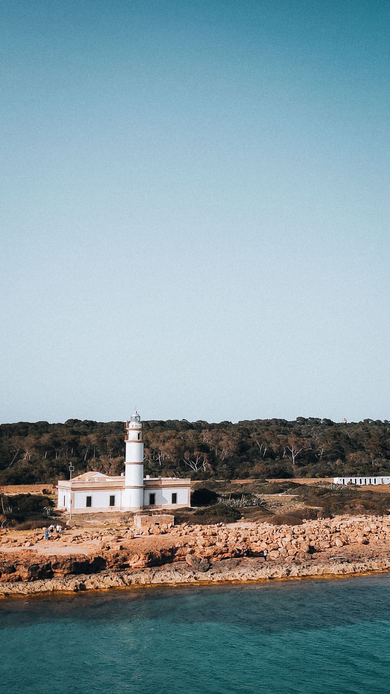 Mallorca Nebensaison: Euer Guide für das echte Mallorca abseits der Massen 4 Mallorca2024 142 | Die Mallorca Nebensaison ist so viel mehr als nur Ballermann, Schinkenstraße und Party-Tourismus! Wie ist das bei euch? Habt ihr bei Mallorca auch zuerst die überfüllten Strände und lauten Bars im Kopf? Dann lasst euch von uns auf eine Reise mitnehmen, die euer Bild von der Lieblingsinsel der Deutschen komplett verändern wird. Wir waren nun schon mehrfach dort und haben bei jedem Besuch tiefere Einblicke in die echte und authentische Seite dieser fantastischen Insel bekommen. Und ganz wichtig: Wir reisen immer in der Mallorca Nebensaison! Das ist der Schlüssel, um die versteckten Schätze wirklich zu erleben. Wir zeigen euch unsere persönlichen Geheimtipps für Restaurants, charmante Orte und einzigartige Läden fernab vom Trubel. Jetzt geht's also los mit jeder Menge Genuss und vielen tollen Erlebnissen.