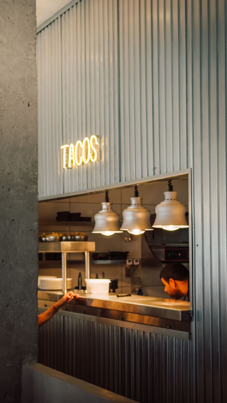 Mallorca Nebensaison: Euer Guide für das echte Mallorca abseits der Massen 27 Mallorca2025 052 | Die Mallorca Nebensaison ist so viel mehr als nur Ballermann, Schinkenstraße und Party-Tourismus! Wie ist das bei euch? Habt ihr bei Mallorca auch zuerst die überfüllten Strände und lauten Bars im Kopf? Dann lasst euch von uns auf eine Reise mitnehmen, die euer Bild von der Lieblingsinsel der Deutschen komplett verändern wird. Wir waren nun schon mehrfach dort und haben bei jedem Besuch tiefere Einblicke in die echte und authentische Seite dieser fantastischen Insel bekommen. Und ganz wichtig: Wir reisen immer in der Mallorca Nebensaison! Das ist der Schlüssel, um die versteckten Schätze wirklich zu erleben. Wir zeigen euch unsere persönlichen Geheimtipps für Restaurants, charmante Orte und einzigartige Läden fernab vom Trubel. Jetzt geht's also los mit jeder Menge Genuss und vielen tollen Erlebnissen.