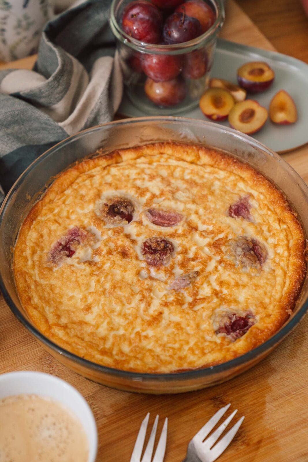 Far Breton Rezept | Französischer Pflaumenkuchen aus der Bretagne 9 Unser Far Breton Rezept. Bretonischer Pflaumenkuchen, mit frischen oder Trockenpflaumen in Armagnac. Saftig, simpel, zum Verlieben.