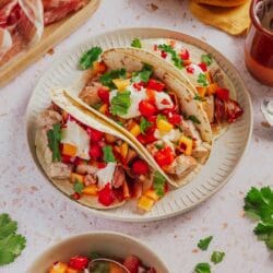 Hähnchen-Tacos mal anders. Zartes Hähnchen in knusprigem Parmaschinken g.U. trifft auf scharf-süße Melonensalsa. Müsst ihr ausprobieren!