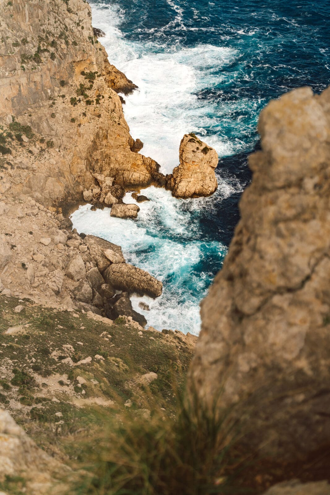 Mallorca Nebensaison: Euer Guide für das echte Mallorca abseits der Massen 59 Malle 10 | Die Mallorca Nebensaison ist so viel mehr als nur Ballermann, Schinkenstraße und Party-Tourismus! Wie ist das bei euch? Habt ihr bei Mallorca auch zuerst die überfüllten Strände und lauten Bars im Kopf? Dann lasst euch von uns auf eine Reise mitnehmen, die euer Bild von der Lieblingsinsel der Deutschen komplett verändern wird. Wir waren nun schon mehrfach dort und haben bei jedem Besuch tiefere Einblicke in die echte und authentische Seite dieser fantastischen Insel bekommen. Und ganz wichtig: Wir reisen immer in der Mallorca Nebensaison! Das ist der Schlüssel, um die versteckten Schätze wirklich zu erleben. Wir zeigen euch unsere persönlichen Geheimtipps für Restaurants, charmante Orte und einzigartige Läden fernab vom Trubel. Jetzt geht's also los mit jeder Menge Genuss und vielen tollen Erlebnissen.