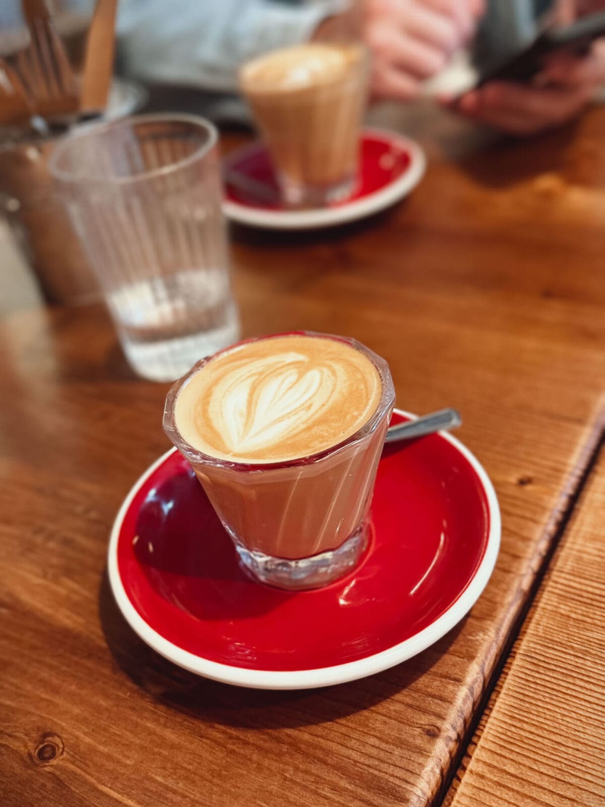 Mallorca Nebensaison: Euer Guide für das echte Mallorca abseits der Massen 22 Mallorca Nebensaison cafe noti roesterei 1 | Die Mallorca Nebensaison ist so viel mehr als nur Ballermann, Schinkenstraße und Party-Tourismus! Wie ist das bei euch? Habt ihr bei Mallorca auch zuerst die überfüllten Strände und lauten Bars im Kopf? Dann lasst euch von uns auf eine Reise mitnehmen, die euer Bild von der Lieblingsinsel der Deutschen komplett verändern wird. Wir waren nun schon mehrfach dort und haben bei jedem Besuch tiefere Einblicke in die echte und authentische Seite dieser fantastischen Insel bekommen. Und ganz wichtig: Wir reisen immer in der Mallorca Nebensaison! Das ist der Schlüssel, um die versteckten Schätze wirklich zu erleben. Wir zeigen euch unsere persönlichen Geheimtipps für Restaurants, charmante Orte und einzigartige Läden fernab vom Trubel. Jetzt geht's also los mit jeder Menge Genuss und vielen tollen Erlebnissen.