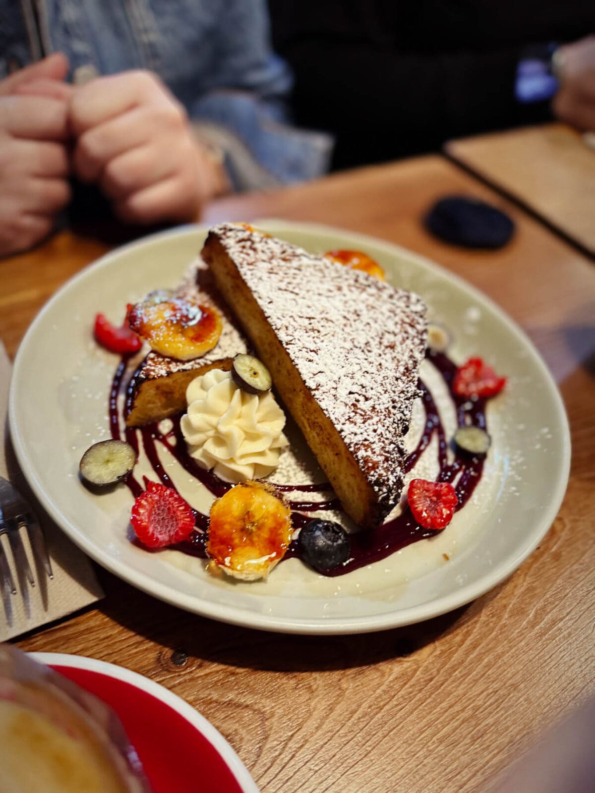 Mallorca Nebensaison: Euer Guide für das echte Mallorca abseits der Massen 20 Mallorca Nebensaison cafe noti roesterei 4 | Die Mallorca Nebensaison ist so viel mehr als nur Ballermann, Schinkenstraße und Party-Tourismus! Wie ist das bei euch? Habt ihr bei Mallorca auch zuerst die überfüllten Strände und lauten Bars im Kopf? Dann lasst euch von uns auf eine Reise mitnehmen, die euer Bild von der Lieblingsinsel der Deutschen komplett verändern wird. Wir waren nun schon mehrfach dort und haben bei jedem Besuch tiefere Einblicke in die echte und authentische Seite dieser fantastischen Insel bekommen. Und ganz wichtig: Wir reisen immer in der Mallorca Nebensaison! Das ist der Schlüssel, um die versteckten Schätze wirklich zu erleben. Wir zeigen euch unsere persönlichen Geheimtipps für Restaurants, charmante Orte und einzigartige Läden fernab vom Trubel. Jetzt geht's also los mit jeder Menge Genuss und vielen tollen Erlebnissen.