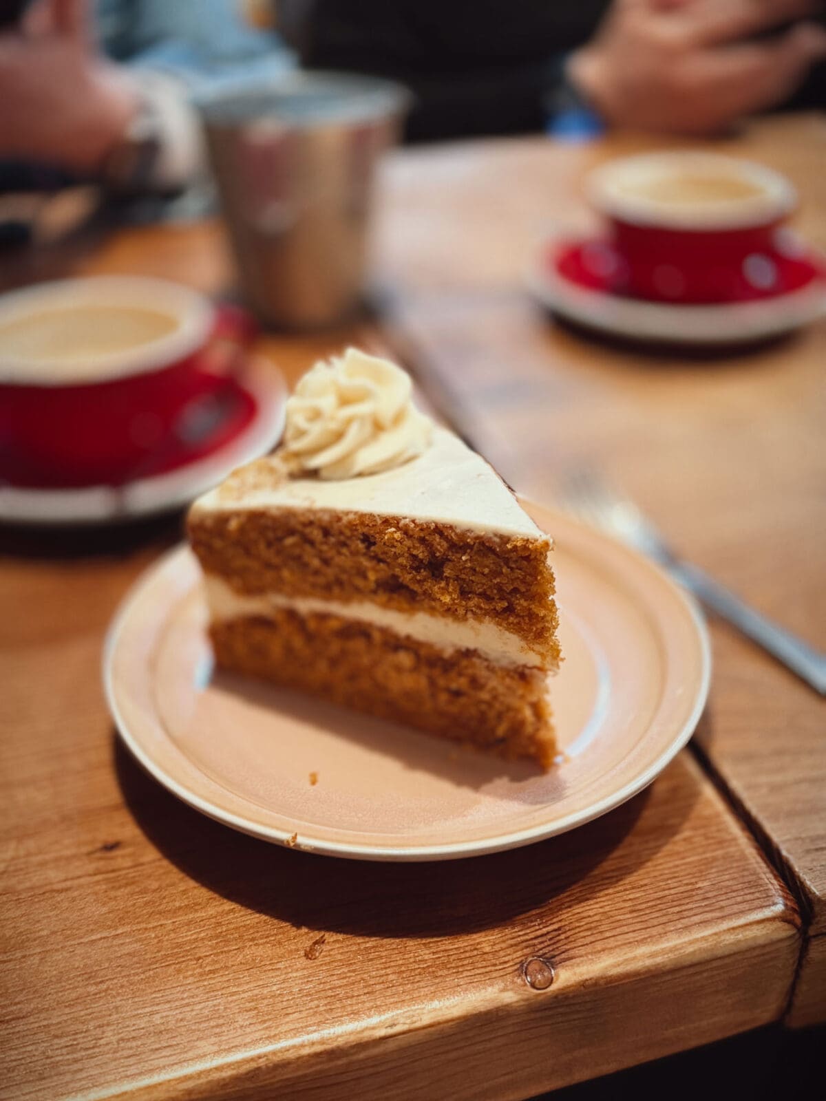 Mallorca Nebensaison: Euer Guide für das echte Mallorca abseits der Massen 19 Mallorca Nebensaison cafe noti roesterei 6 | Die Mallorca Nebensaison ist so viel mehr als nur Ballermann, Schinkenstraße und Party-Tourismus! Wie ist das bei euch? Habt ihr bei Mallorca auch zuerst die überfüllten Strände und lauten Bars im Kopf? Dann lasst euch von uns auf eine Reise mitnehmen, die euer Bild von der Lieblingsinsel der Deutschen komplett verändern wird. Wir waren nun schon mehrfach dort und haben bei jedem Besuch tiefere Einblicke in die echte und authentische Seite dieser fantastischen Insel bekommen. Und ganz wichtig: Wir reisen immer in der Mallorca Nebensaison! Das ist der Schlüssel, um die versteckten Schätze wirklich zu erleben. Wir zeigen euch unsere persönlichen Geheimtipps für Restaurants, charmante Orte und einzigartige Läden fernab vom Trubel. Jetzt geht's also los mit jeder Menge Genuss und vielen tollen Erlebnissen.