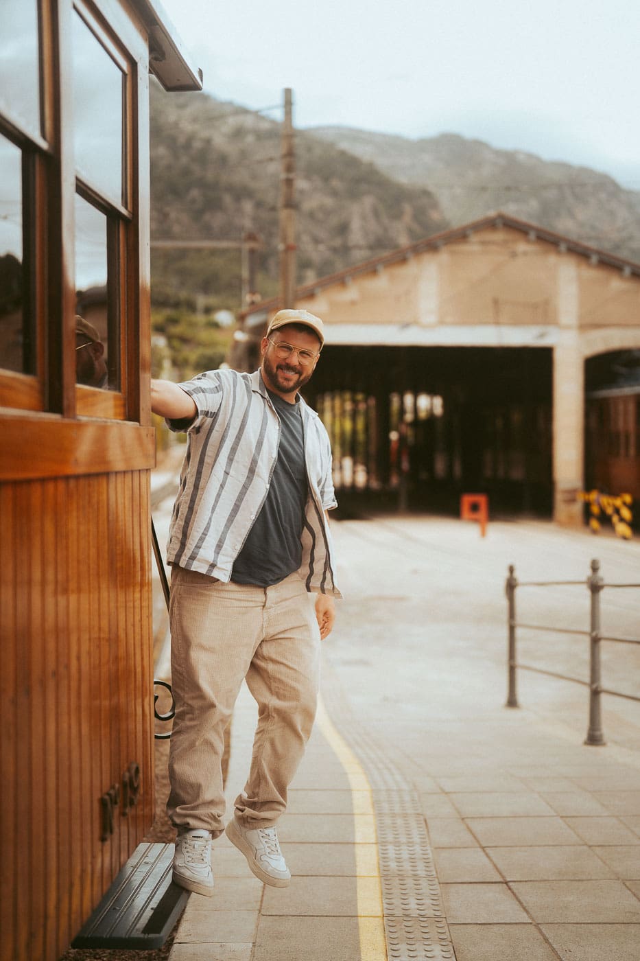 Mallorca Nebensaison: Euer Guide für das echte Mallorca abseits der Massen 43 Mallorca2024 040 | Die Mallorca Nebensaison ist so viel mehr als nur Ballermann, Schinkenstraße und Party-Tourismus! Wie ist das bei euch? Habt ihr bei Mallorca auch zuerst die überfüllten Strände und lauten Bars im Kopf? Dann lasst euch von uns auf eine Reise mitnehmen, die euer Bild von der Lieblingsinsel der Deutschen komplett verändern wird. Wir waren nun schon mehrfach dort und haben bei jedem Besuch tiefere Einblicke in die echte und authentische Seite dieser fantastischen Insel bekommen. Und ganz wichtig: Wir reisen immer in der Mallorca Nebensaison! Das ist der Schlüssel, um die versteckten Schätze wirklich zu erleben. Wir zeigen euch unsere persönlichen Geheimtipps für Restaurants, charmante Orte und einzigartige Läden fernab vom Trubel. Jetzt geht's also los mit jeder Menge Genuss und vielen tollen Erlebnissen.