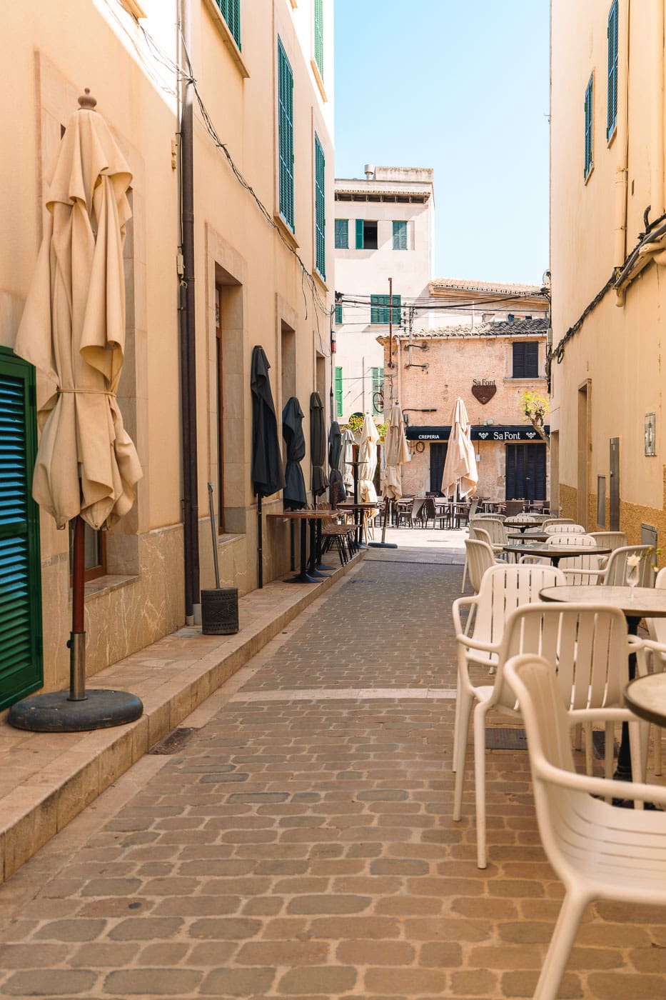 Mallorca Nebensaison: Euer Guide für das echte Mallorca abseits der Massen 53 Mallorca2024 121 | Die Mallorca Nebensaison ist so viel mehr als nur Ballermann, Schinkenstraße und Party-Tourismus! Wie ist das bei euch? Habt ihr bei Mallorca auch zuerst die überfüllten Strände und lauten Bars im Kopf? Dann lasst euch von uns auf eine Reise mitnehmen, die euer Bild von der Lieblingsinsel der Deutschen komplett verändern wird. Wir waren nun schon mehrfach dort und haben bei jedem Besuch tiefere Einblicke in die echte und authentische Seite dieser fantastischen Insel bekommen. Und ganz wichtig: Wir reisen immer in der Mallorca Nebensaison! Das ist der Schlüssel, um die versteckten Schätze wirklich zu erleben. Wir zeigen euch unsere persönlichen Geheimtipps für Restaurants, charmante Orte und einzigartige Läden fernab vom Trubel. Jetzt geht's also los mit jeder Menge Genuss und vielen tollen Erlebnissen.