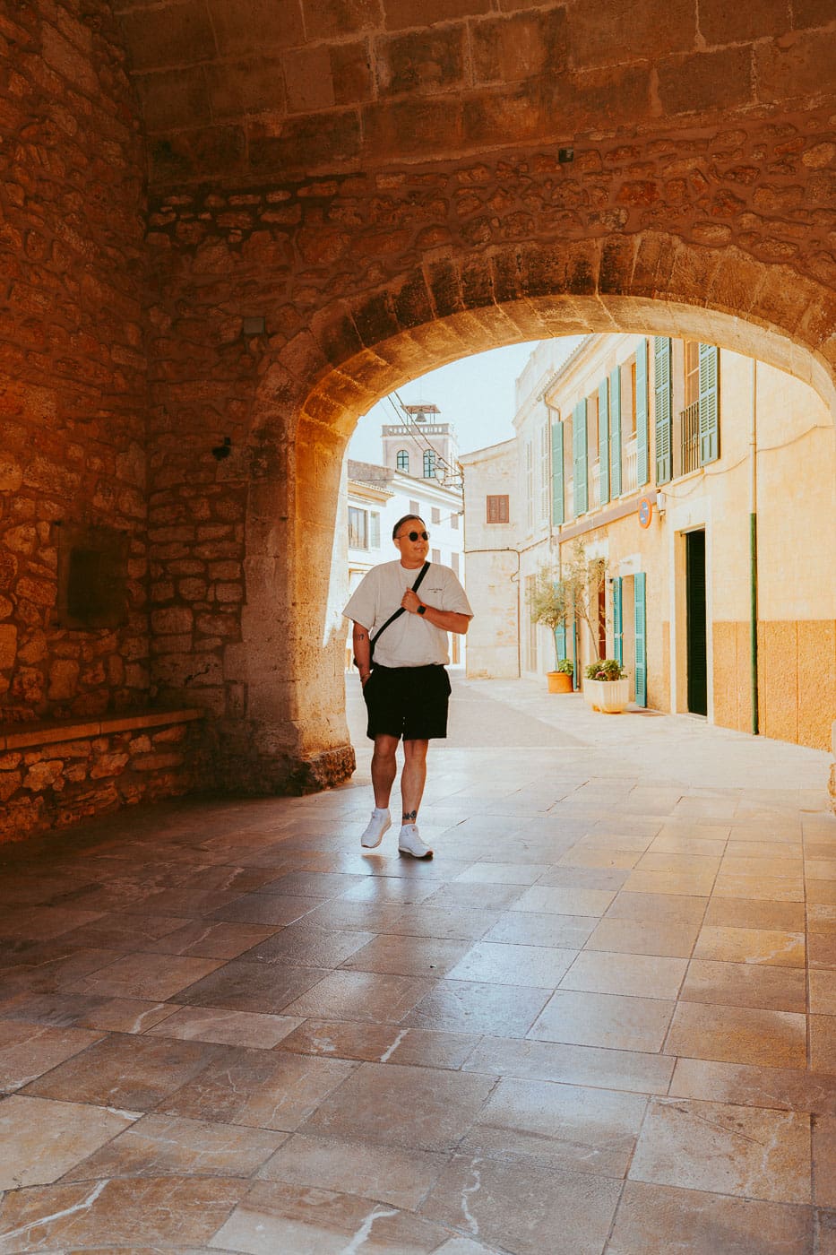 Mallorca Nebensaison: Euer Guide für das echte Mallorca abseits der Massen 54 Mallorca2024 128 | Die Mallorca Nebensaison ist so viel mehr als nur Ballermann, Schinkenstraße und Party-Tourismus! Wie ist das bei euch? Habt ihr bei Mallorca auch zuerst die überfüllten Strände und lauten Bars im Kopf? Dann lasst euch von uns auf eine Reise mitnehmen, die euer Bild von der Lieblingsinsel der Deutschen komplett verändern wird. Wir waren nun schon mehrfach dort und haben bei jedem Besuch tiefere Einblicke in die echte und authentische Seite dieser fantastischen Insel bekommen. Und ganz wichtig: Wir reisen immer in der Mallorca Nebensaison! Das ist der Schlüssel, um die versteckten Schätze wirklich zu erleben. Wir zeigen euch unsere persönlichen Geheimtipps für Restaurants, charmante Orte und einzigartige Läden fernab vom Trubel. Jetzt geht's also los mit jeder Menge Genuss und vielen tollen Erlebnissen.