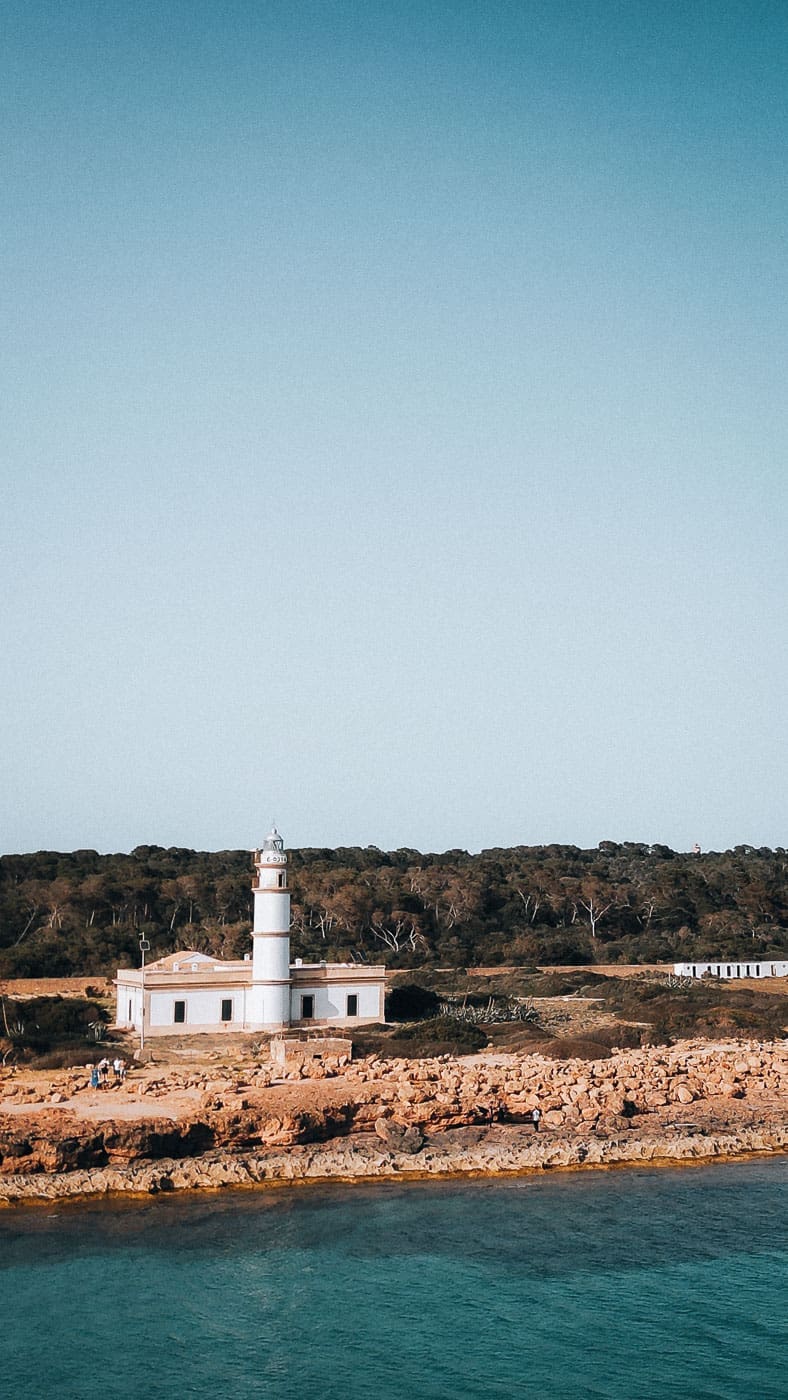 Mallorca Nebensaison: Euer Guide für das echte Mallorca abseits der Massen 72 Mallorca2024 142 | Die Mallorca Nebensaison ist so viel mehr als nur Ballermann, Schinkenstraße und Party-Tourismus! Wie ist das bei euch? Habt ihr bei Mallorca auch zuerst die überfüllten Strände und lauten Bars im Kopf? Dann lasst euch von uns auf eine Reise mitnehmen, die euer Bild von der Lieblingsinsel der Deutschen komplett verändern wird. Wir waren nun schon mehrfach dort und haben bei jedem Besuch tiefere Einblicke in die echte und authentische Seite dieser fantastischen Insel bekommen. Und ganz wichtig: Wir reisen immer in der Mallorca Nebensaison! Das ist der Schlüssel, um die versteckten Schätze wirklich zu erleben. Wir zeigen euch unsere persönlichen Geheimtipps für Restaurants, charmante Orte und einzigartige Läden fernab vom Trubel. Jetzt geht's also los mit jeder Menge Genuss und vielen tollen Erlebnissen.