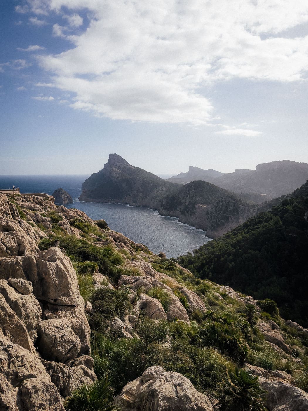 Mallorca Nebensaison: Euer Guide für das echte Mallorca abseits der Massen 61 Mallorca2024 171 | Die Mallorca Nebensaison ist so viel mehr als nur Ballermann, Schinkenstraße und Party-Tourismus! Wie ist das bei euch? Habt ihr bei Mallorca auch zuerst die überfüllten Strände und lauten Bars im Kopf? Dann lasst euch von uns auf eine Reise mitnehmen, die euer Bild von der Lieblingsinsel der Deutschen komplett verändern wird. Wir waren nun schon mehrfach dort und haben bei jedem Besuch tiefere Einblicke in die echte und authentische Seite dieser fantastischen Insel bekommen. Und ganz wichtig: Wir reisen immer in der Mallorca Nebensaison! Das ist der Schlüssel, um die versteckten Schätze wirklich zu erleben. Wir zeigen euch unsere persönlichen Geheimtipps für Restaurants, charmante Orte und einzigartige Läden fernab vom Trubel. Jetzt geht's also los mit jeder Menge Genuss und vielen tollen Erlebnissen.