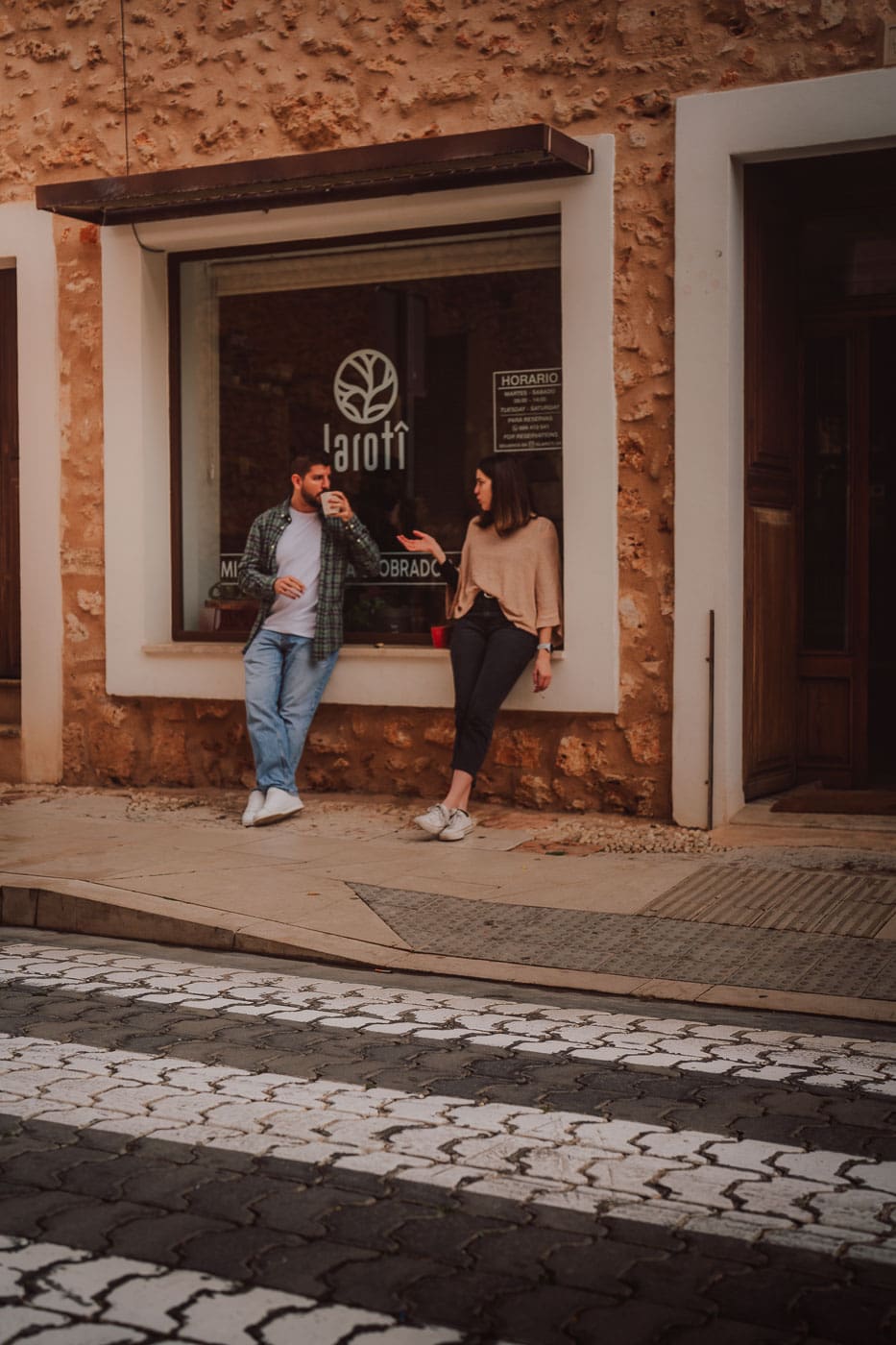 Mallorca Nebensaison: Euer Guide für das echte Mallorca abseits der Massen 33 Mallorca2024 172 | Die Mallorca Nebensaison ist so viel mehr als nur Ballermann, Schinkenstraße und Party-Tourismus! Wie ist das bei euch? Habt ihr bei Mallorca auch zuerst die überfüllten Strände und lauten Bars im Kopf? Dann lasst euch von uns auf eine Reise mitnehmen, die euer Bild von der Lieblingsinsel der Deutschen komplett verändern wird. Wir waren nun schon mehrfach dort und haben bei jedem Besuch tiefere Einblicke in die echte und authentische Seite dieser fantastischen Insel bekommen. Und ganz wichtig: Wir reisen immer in der Mallorca Nebensaison! Das ist der Schlüssel, um die versteckten Schätze wirklich zu erleben. Wir zeigen euch unsere persönlichen Geheimtipps für Restaurants, charmante Orte und einzigartige Läden fernab vom Trubel. Jetzt geht's also los mit jeder Menge Genuss und vielen tollen Erlebnissen.