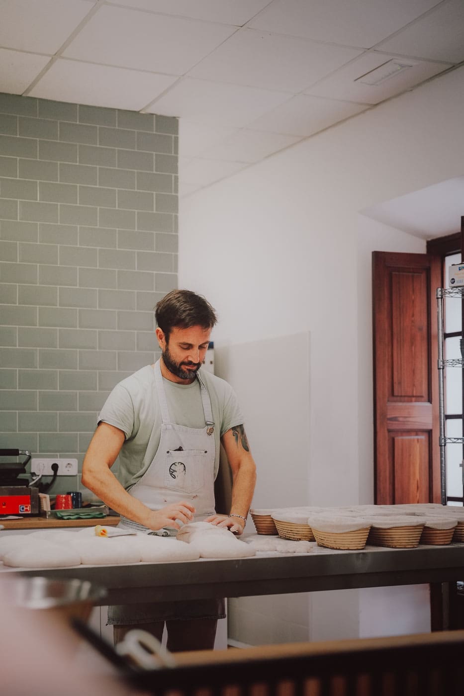 Mallorca Nebensaison: Euer Guide für das echte Mallorca abseits der Massen 35 Mallorca2024 173 | Die Mallorca Nebensaison ist so viel mehr als nur Ballermann, Schinkenstraße und Party-Tourismus! Wie ist das bei euch? Habt ihr bei Mallorca auch zuerst die überfüllten Strände und lauten Bars im Kopf? Dann lasst euch von uns auf eine Reise mitnehmen, die euer Bild von der Lieblingsinsel der Deutschen komplett verändern wird. Wir waren nun schon mehrfach dort und haben bei jedem Besuch tiefere Einblicke in die echte und authentische Seite dieser fantastischen Insel bekommen. Und ganz wichtig: Wir reisen immer in der Mallorca Nebensaison! Das ist der Schlüssel, um die versteckten Schätze wirklich zu erleben. Wir zeigen euch unsere persönlichen Geheimtipps für Restaurants, charmante Orte und einzigartige Läden fernab vom Trubel. Jetzt geht's also los mit jeder Menge Genuss und vielen tollen Erlebnissen.