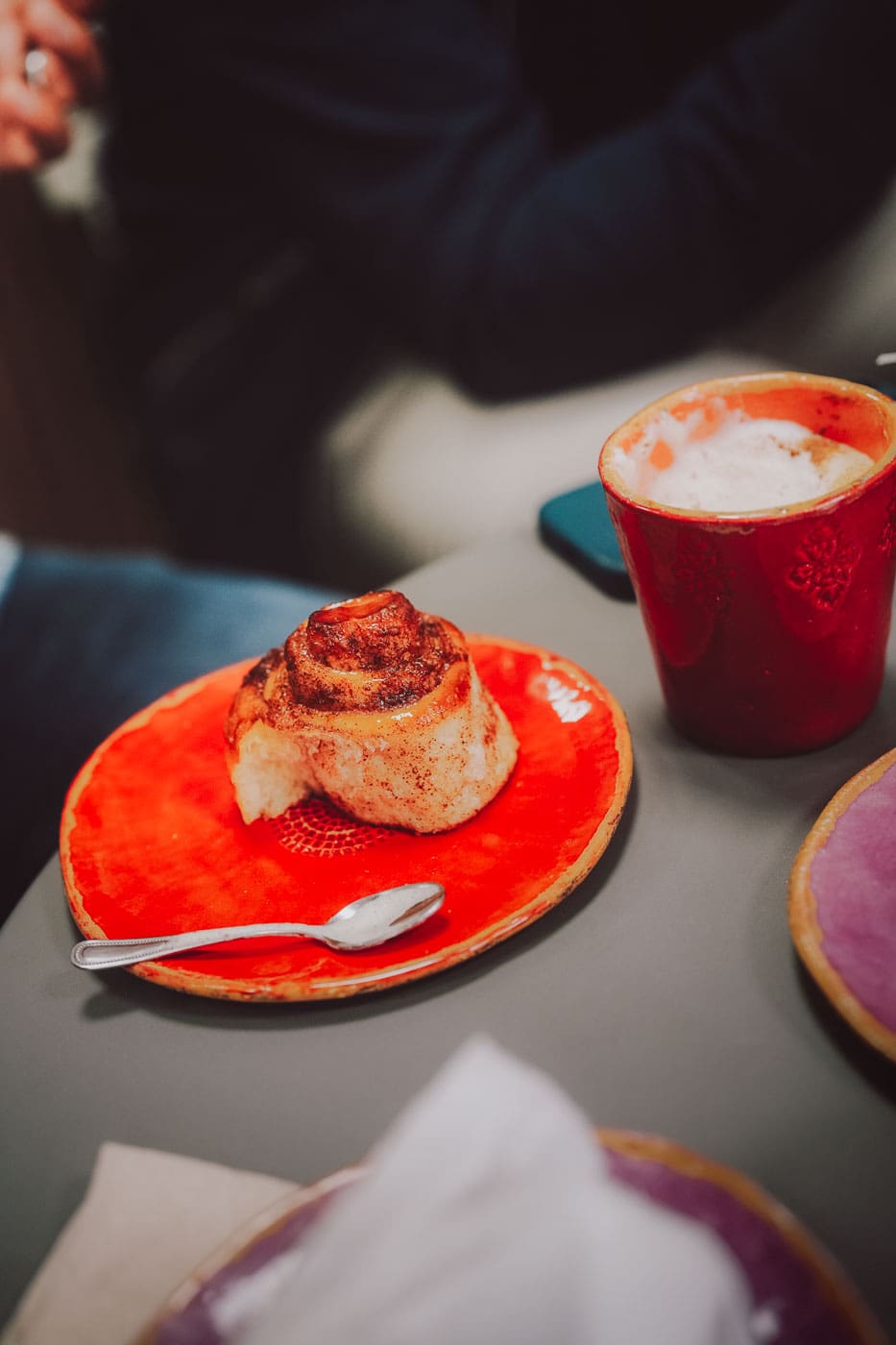 Mallorca Nebensaison: Euer Guide für das echte Mallorca abseits der Massen 34 Mallorca2024 174 | Die Mallorca Nebensaison ist so viel mehr als nur Ballermann, Schinkenstraße und Party-Tourismus! Wie ist das bei euch? Habt ihr bei Mallorca auch zuerst die überfüllten Strände und lauten Bars im Kopf? Dann lasst euch von uns auf eine Reise mitnehmen, die euer Bild von der Lieblingsinsel der Deutschen komplett verändern wird. Wir waren nun schon mehrfach dort und haben bei jedem Besuch tiefere Einblicke in die echte und authentische Seite dieser fantastischen Insel bekommen. Und ganz wichtig: Wir reisen immer in der Mallorca Nebensaison! Das ist der Schlüssel, um die versteckten Schätze wirklich zu erleben. Wir zeigen euch unsere persönlichen Geheimtipps für Restaurants, charmante Orte und einzigartige Läden fernab vom Trubel. Jetzt geht's also los mit jeder Menge Genuss und vielen tollen Erlebnissen.