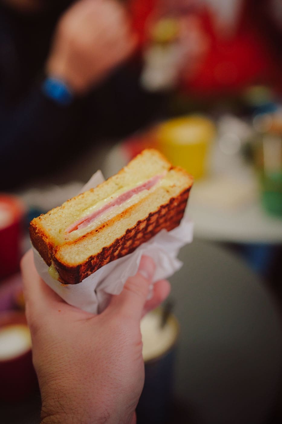 Mallorca Nebensaison: Euer Guide für das echte Mallorca abseits der Massen 36 Mallorca2024 175 | Die Mallorca Nebensaison ist so viel mehr als nur Ballermann, Schinkenstraße und Party-Tourismus! Wie ist das bei euch? Habt ihr bei Mallorca auch zuerst die überfüllten Strände und lauten Bars im Kopf? Dann lasst euch von uns auf eine Reise mitnehmen, die euer Bild von der Lieblingsinsel der Deutschen komplett verändern wird. Wir waren nun schon mehrfach dort und haben bei jedem Besuch tiefere Einblicke in die echte und authentische Seite dieser fantastischen Insel bekommen. Und ganz wichtig: Wir reisen immer in der Mallorca Nebensaison! Das ist der Schlüssel, um die versteckten Schätze wirklich zu erleben. Wir zeigen euch unsere persönlichen Geheimtipps für Restaurants, charmante Orte und einzigartige Läden fernab vom Trubel. Jetzt geht's also los mit jeder Menge Genuss und vielen tollen Erlebnissen.