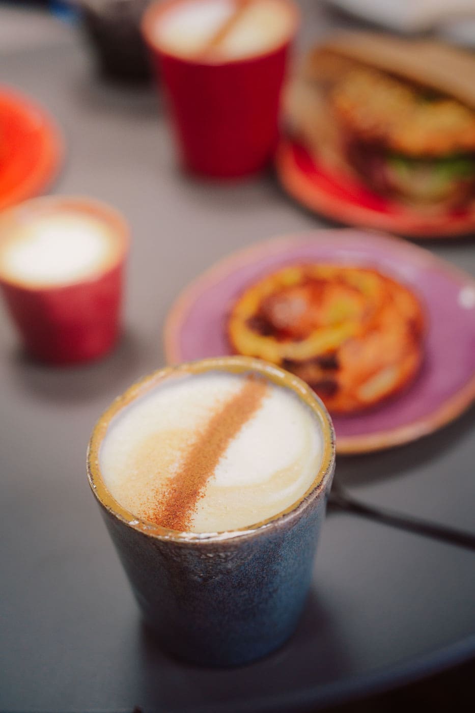 Mallorca Nebensaison: Euer Guide für das echte Mallorca abseits der Massen 37 Mallorca2024 176 | Die Mallorca Nebensaison ist so viel mehr als nur Ballermann, Schinkenstraße und Party-Tourismus! Wie ist das bei euch? Habt ihr bei Mallorca auch zuerst die überfüllten Strände und lauten Bars im Kopf? Dann lasst euch von uns auf eine Reise mitnehmen, die euer Bild von der Lieblingsinsel der Deutschen komplett verändern wird. Wir waren nun schon mehrfach dort und haben bei jedem Besuch tiefere Einblicke in die echte und authentische Seite dieser fantastischen Insel bekommen. Und ganz wichtig: Wir reisen immer in der Mallorca Nebensaison! Das ist der Schlüssel, um die versteckten Schätze wirklich zu erleben. Wir zeigen euch unsere persönlichen Geheimtipps für Restaurants, charmante Orte und einzigartige Läden fernab vom Trubel. Jetzt geht's also los mit jeder Menge Genuss und vielen tollen Erlebnissen.