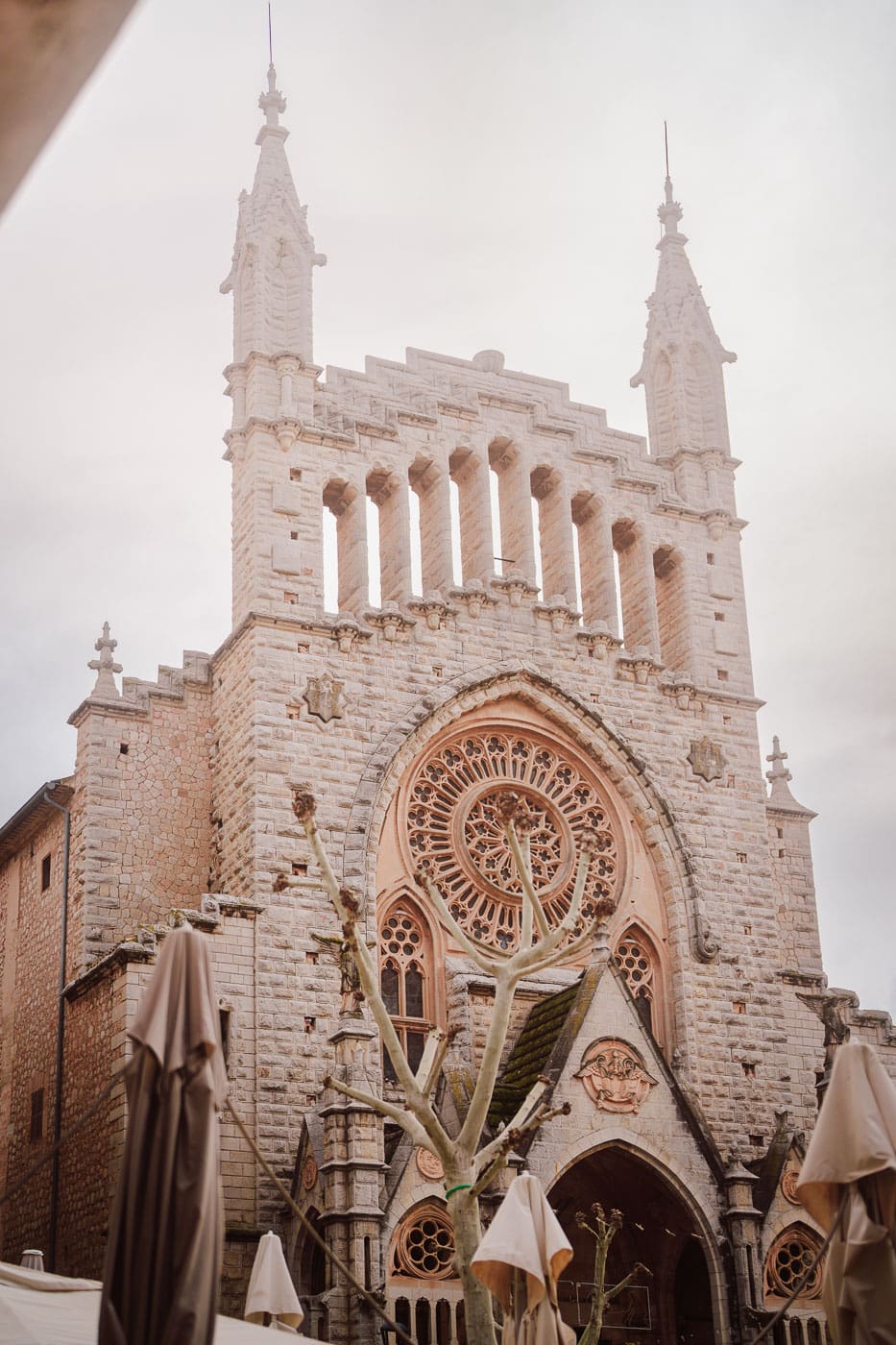 Mallorca Nebensaison: Euer Guide für das echte Mallorca abseits der Massen 46 Mallorca2025 120 | Die Mallorca Nebensaison ist so viel mehr als nur Ballermann, Schinkenstraße und Party-Tourismus! Wie ist das bei euch? Habt ihr bei Mallorca auch zuerst die überfüllten Strände und lauten Bars im Kopf? Dann lasst euch von uns auf eine Reise mitnehmen, die euer Bild von der Lieblingsinsel der Deutschen komplett verändern wird. Wir waren nun schon mehrfach dort und haben bei jedem Besuch tiefere Einblicke in die echte und authentische Seite dieser fantastischen Insel bekommen. Und ganz wichtig: Wir reisen immer in der Mallorca Nebensaison! Das ist der Schlüssel, um die versteckten Schätze wirklich zu erleben. Wir zeigen euch unsere persönlichen Geheimtipps für Restaurants, charmante Orte und einzigartige Läden fernab vom Trubel. Jetzt geht's also los mit jeder Menge Genuss und vielen tollen Erlebnissen.