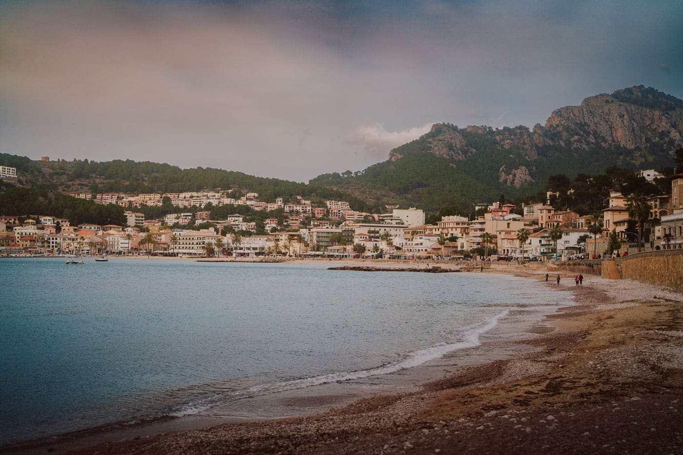 Mallorca Nebensaison: Euer Guide für das echte Mallorca abseits der Massen 48 Mallorca2025 132 | Die Mallorca Nebensaison ist so viel mehr als nur Ballermann, Schinkenstraße und Party-Tourismus! Wie ist das bei euch? Habt ihr bei Mallorca auch zuerst die überfüllten Strände und lauten Bars im Kopf? Dann lasst euch von uns auf eine Reise mitnehmen, die euer Bild von der Lieblingsinsel der Deutschen komplett verändern wird. Wir waren nun schon mehrfach dort und haben bei jedem Besuch tiefere Einblicke in die echte und authentische Seite dieser fantastischen Insel bekommen. Und ganz wichtig: Wir reisen immer in der Mallorca Nebensaison! Das ist der Schlüssel, um die versteckten Schätze wirklich zu erleben. Wir zeigen euch unsere persönlichen Geheimtipps für Restaurants, charmante Orte und einzigartige Läden fernab vom Trubel. Jetzt geht's also los mit jeder Menge Genuss und vielen tollen Erlebnissen.