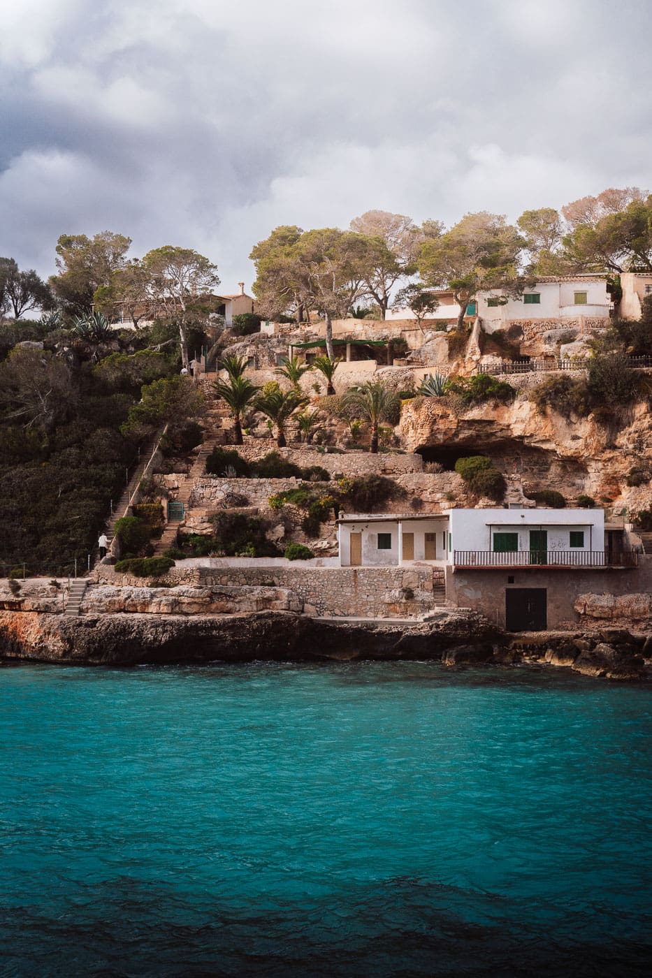 Mallorca Nebensaison: Euer Guide für das echte Mallorca abseits der Massen 66 Mallorca2025 147 | Die Mallorca Nebensaison ist so viel mehr als nur Ballermann, Schinkenstraße und Party-Tourismus! Wie ist das bei euch? Habt ihr bei Mallorca auch zuerst die überfüllten Strände und lauten Bars im Kopf? Dann lasst euch von uns auf eine Reise mitnehmen, die euer Bild von der Lieblingsinsel der Deutschen komplett verändern wird. Wir waren nun schon mehrfach dort und haben bei jedem Besuch tiefere Einblicke in die echte und authentische Seite dieser fantastischen Insel bekommen. Und ganz wichtig: Wir reisen immer in der Mallorca Nebensaison! Das ist der Schlüssel, um die versteckten Schätze wirklich zu erleben. Wir zeigen euch unsere persönlichen Geheimtipps für Restaurants, charmante Orte und einzigartige Läden fernab vom Trubel. Jetzt geht's also los mit jeder Menge Genuss und vielen tollen Erlebnissen.