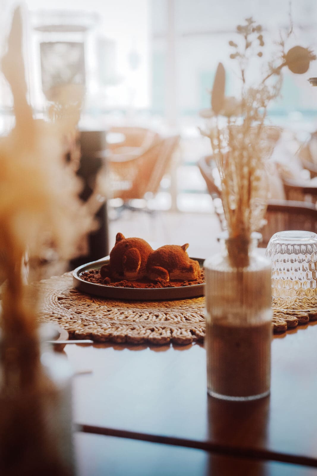 Mallorca Nebensaison: Euer Guide für das echte Mallorca abseits der Massen 29 Mallorca Triple 3 | Die Mallorca Nebensaison ist so viel mehr als nur Ballermann, Schinkenstraße und Party-Tourismus! Wie ist das bei euch? Habt ihr bei Mallorca auch zuerst die überfüllten Strände und lauten Bars im Kopf? Dann lasst euch von uns auf eine Reise mitnehmen, die euer Bild von der Lieblingsinsel der Deutschen komplett verändern wird. Wir waren nun schon mehrfach dort und haben bei jedem Besuch tiefere Einblicke in die echte und authentische Seite dieser fantastischen Insel bekommen. Und ganz wichtig: Wir reisen immer in der Mallorca Nebensaison! Das ist der Schlüssel, um die versteckten Schätze wirklich zu erleben. Wir zeigen euch unsere persönlichen Geheimtipps für Restaurants, charmante Orte und einzigartige Läden fernab vom Trubel. Jetzt geht's also los mit jeder Menge Genuss und vielen tollen Erlebnissen.