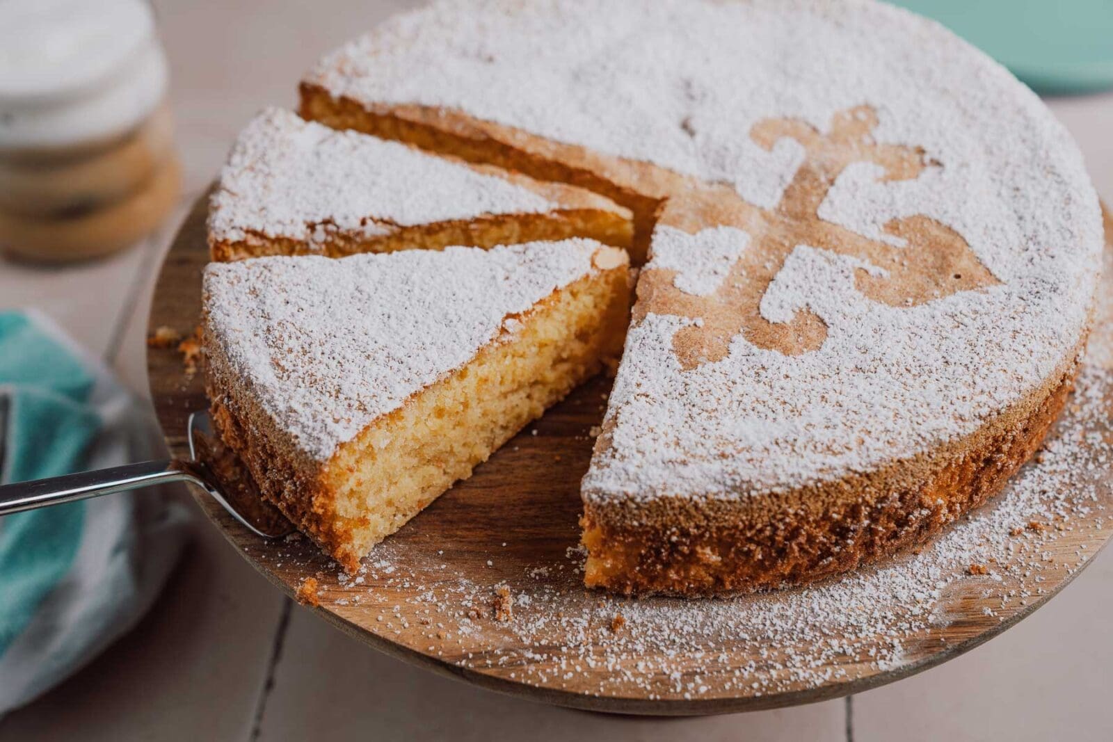 Far Breton Rezept | Französischer Pflaumenkuchen aus der Bretagne 6 Der Anschnitt eines Stücks Tarta de Santiago, der die goldbraune Oberfläche und die mehlfreie, saftige Textur zeigt.