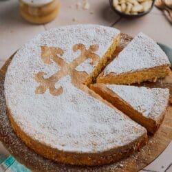 Spanischer Mandelkuchen ohne Mehl (Tarta de Santiago) mit dem typischen Santiago-Kreuz auf der Oberfläche.