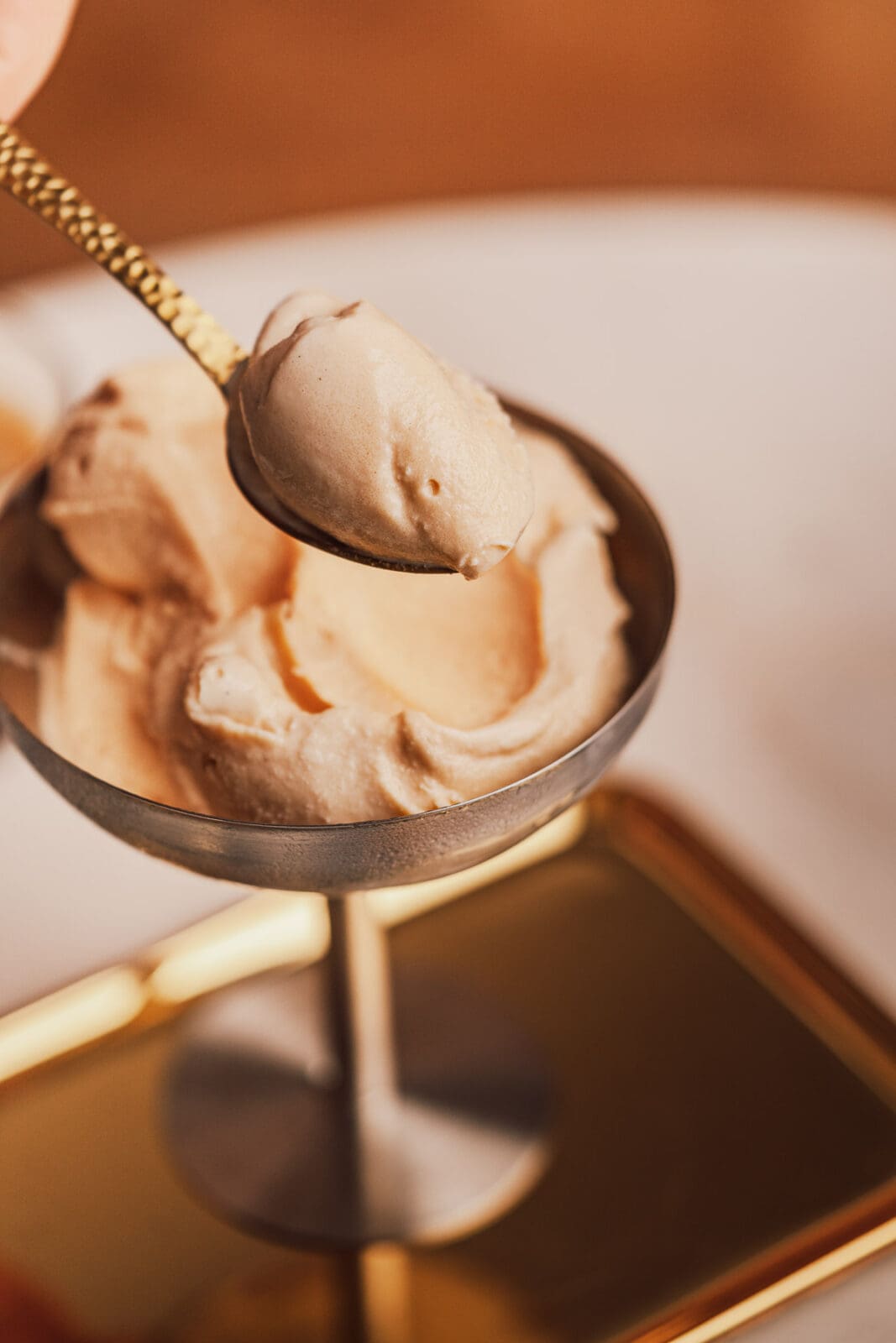 Vanilleeis Rezept mit Ei - cremig wie italienisches Gelato im Ninja Creami und in der Eismaschine 3 Vanilleeis Gelato Rezept auf Löffel serviert – cremige Konsistenz