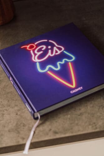 Vanilleeis Rezept mit Ei - cremig wie italienisches Gelato im Ninja Creami und in der Eismaschine 7 Eis Buch von Hubertus Tzschirner mit Rezeptideen für Vanilleeis und Gelato