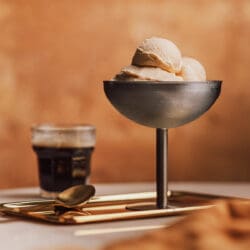 Klassisches Vanilleeis mit Ei – cremig und aromatisch wie italienisches Gelato