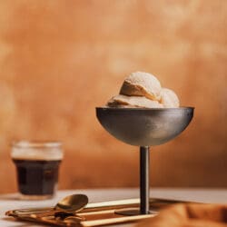 Schüssel mit Vanilleeis und Kaffee