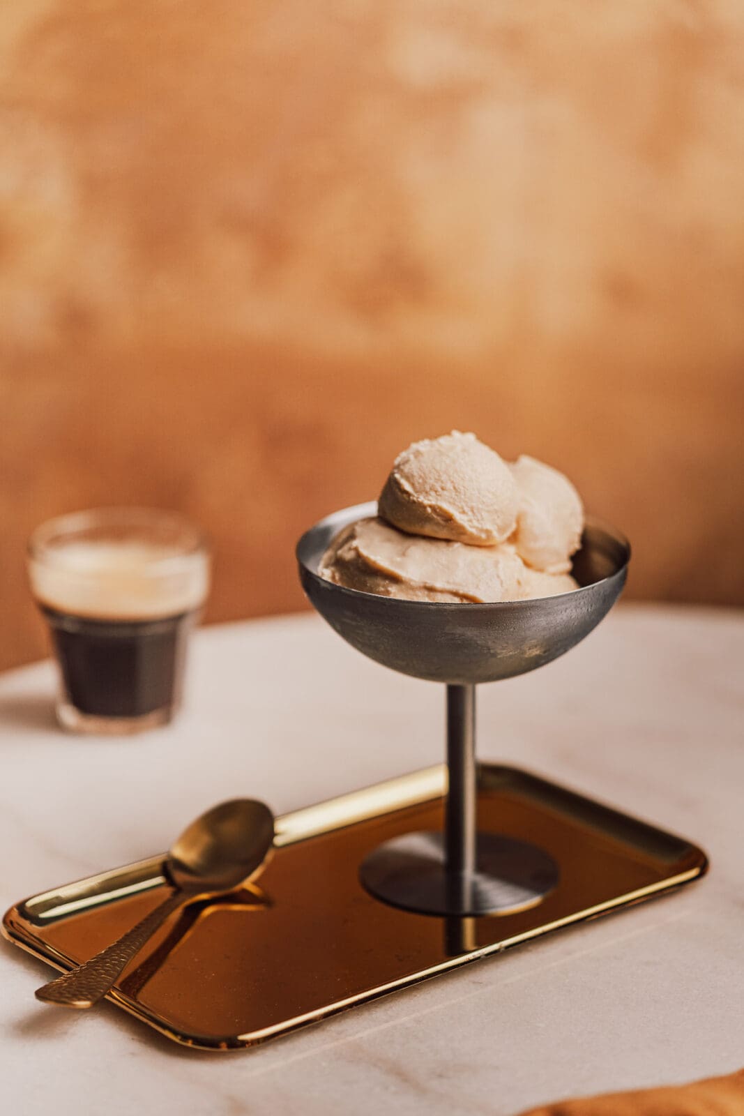 Vanilleeis Rezept mit Ei - cremig wie italienisches Gelato im Ninja Creami und in der Eismaschine 10 Cremiges Vanilleeis Rezept mit Ei – serviert in einer Schale wie Gelato