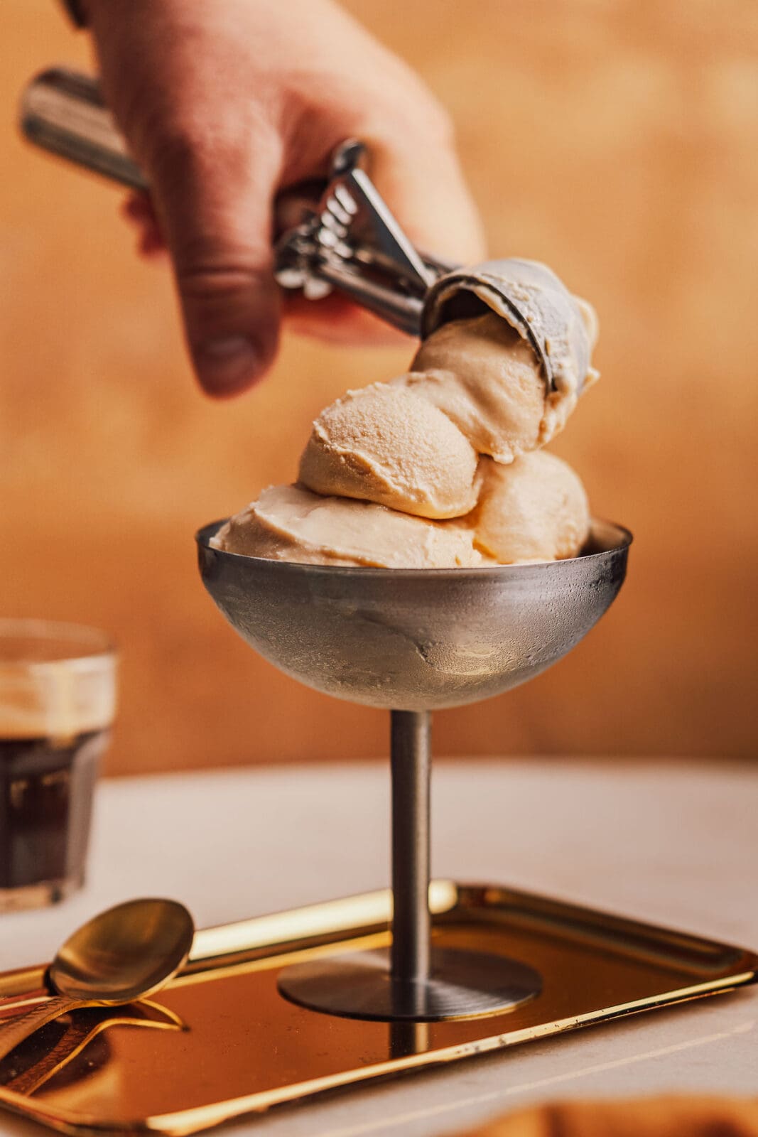 Vanilleeis Rezept mit Ei - cremig wie italienisches Gelato im Ninja Creami und in der Eismaschine 6 Cremiges Vanilleeis mit Ei im Dessertglas angerichtet