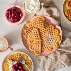 Oma Lores weiche Waffeln | Unser Klassiker für saftige Herzwaffeln 20 Entdeckt Oma Lores Rezept für weiche Waffeln. Luftige, Herzwaffeln mit Vanille. Einfach und schnell gemacht. Perfekt zu jedem Anlass.