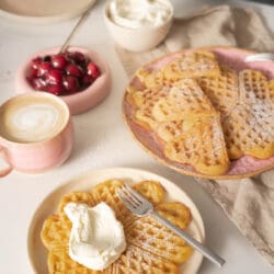 Entdeckt Oma Lores Rezept für weiche Waffeln. Luftige, Herzwaffeln mit Vanille. Einfach und schnell gemacht. Perfekt zu jedem Anlass.