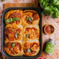 Unser Pizzaschnecken Rezept bringt euch die fluffigsten und saftigsten Schnecken auf den Tisch. Perfekt für jede Party und für Zwischendurch.