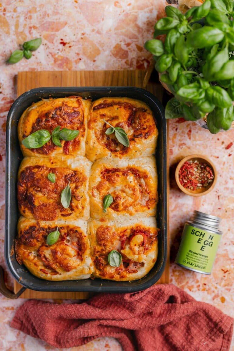 Unser Pizzaschnecken Rezept bringt euch die fluffigsten und saftigsten Schnecken auf den Tisch. Perfekt für jede Party und für Zwischendurch.