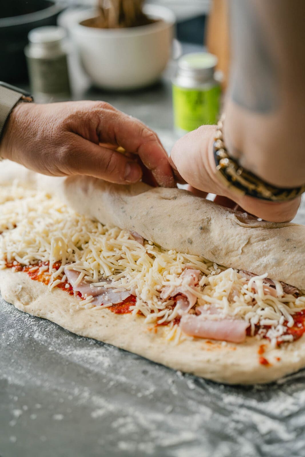 Unser Pizzaschnecken Rezept bringt euch die fluffigsten und saftigsten Schnecken auf den Tisch. Perfekt für jede Party und für Zwischendurch.