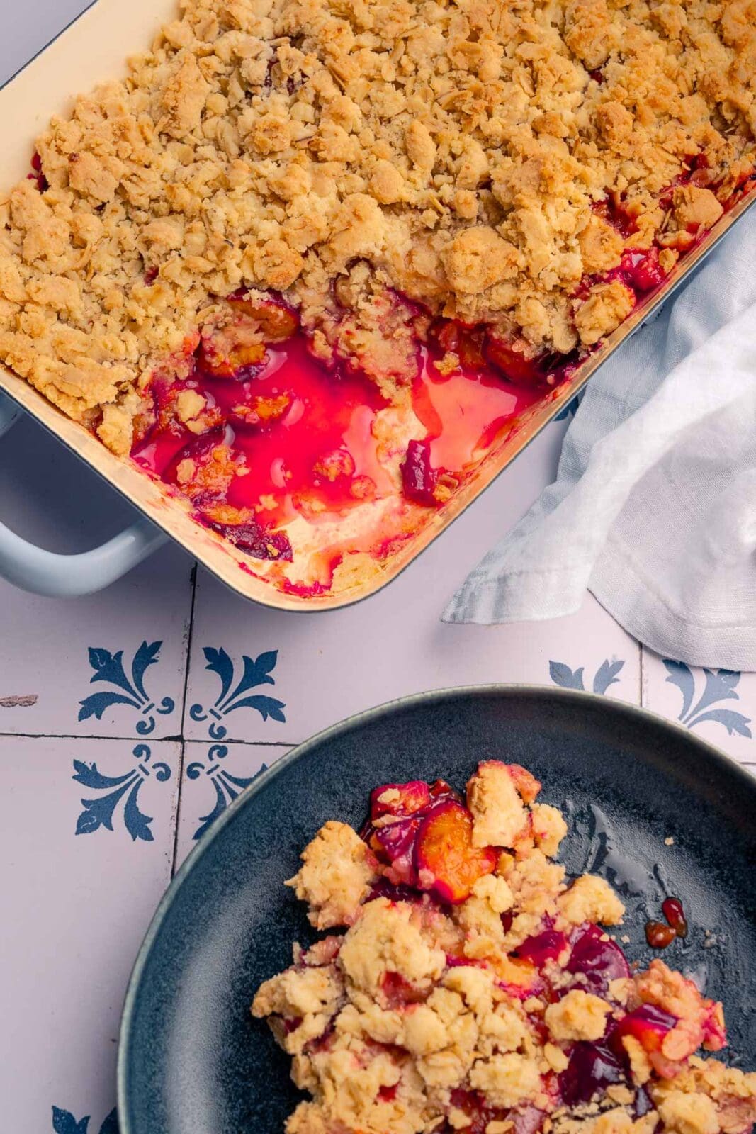 Knuspriger Zwetschgen-Crumble mit goldbraunen Streuseln und saftigen Früchten