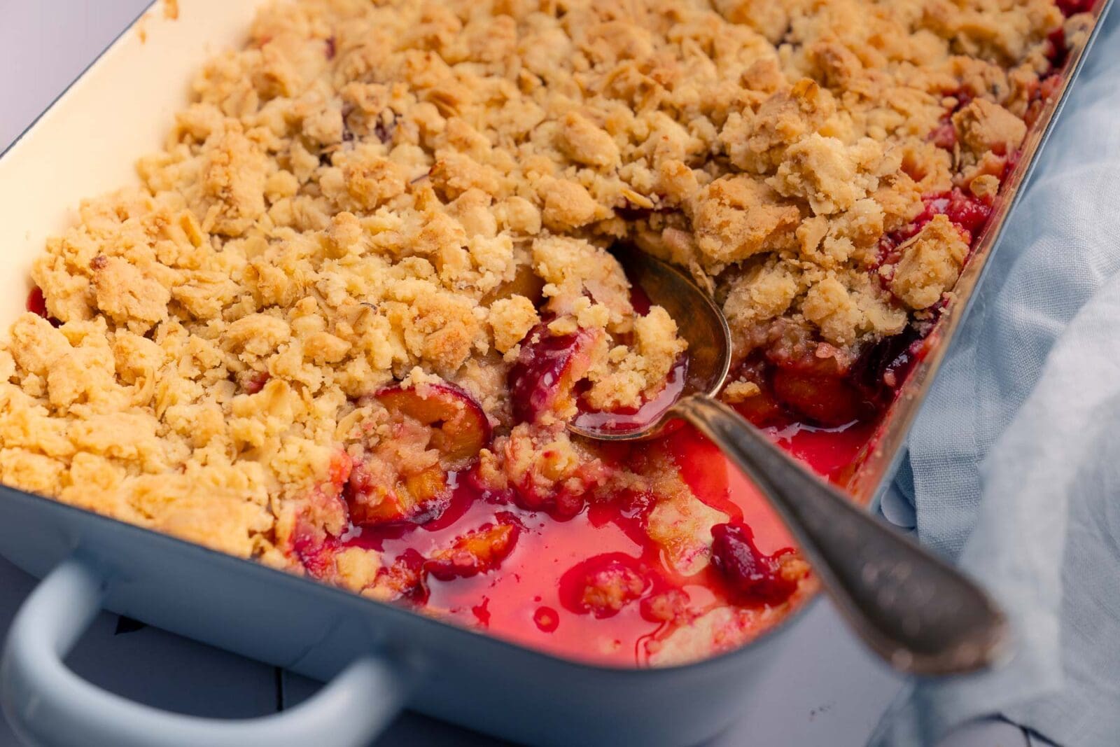 Auflaufform Zwetschgen-Crumble mit goldenen Streuseln und Zwetschgen