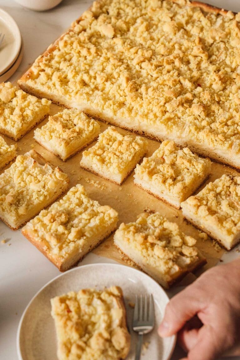 Versunkener Apfelkuchen nach Oma Lore. Saftig aus der Springform 10 Apfel Streuselkuchen nach Oma Lore mit Hefeteig, saftigen Äpfeln und knusprigen Streuseln. Tipps zu Sorten, Einfrieren und Backzeit.