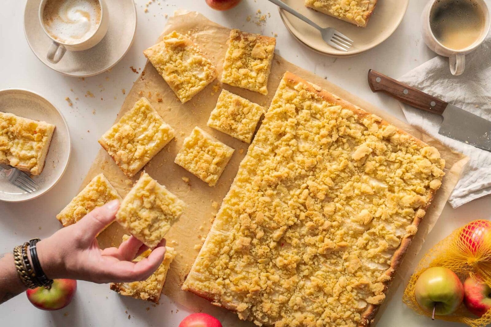 Oma Lores Apfel Streuselkuchen | Fluffig, Saftig und knusprig 12 Apfel Streuselkuchen nach Oma Lore mit Hefeteig, saftigen Äpfeln und knusprigen Streuseln. Tipps zu Sorten, Einfrieren und Backzeit.