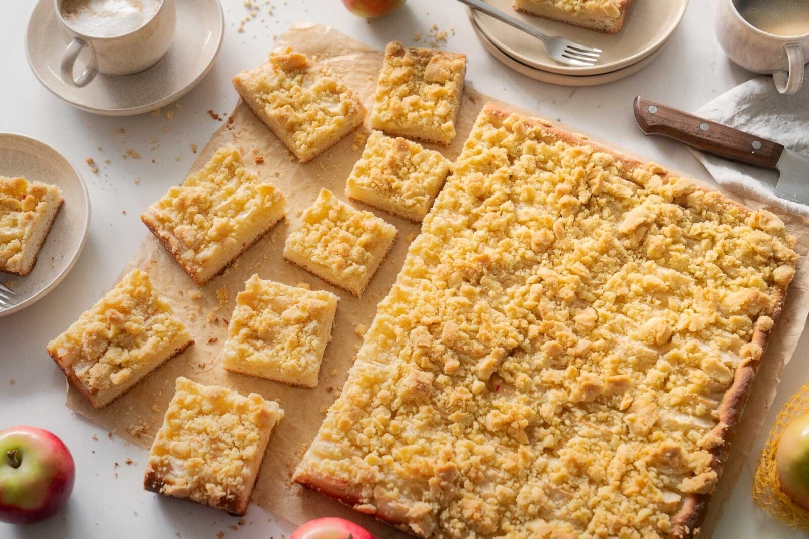 Oma Lores Apfel Streuselkuchen | Fluffig, Saftig und knusprig 8 Apfel Streuselkuchen nach Oma Lore mit Hefeteig, saftigen Äpfeln und knusprigen Streuseln. Tipps zu Sorten, Einfrieren und Backzeit.