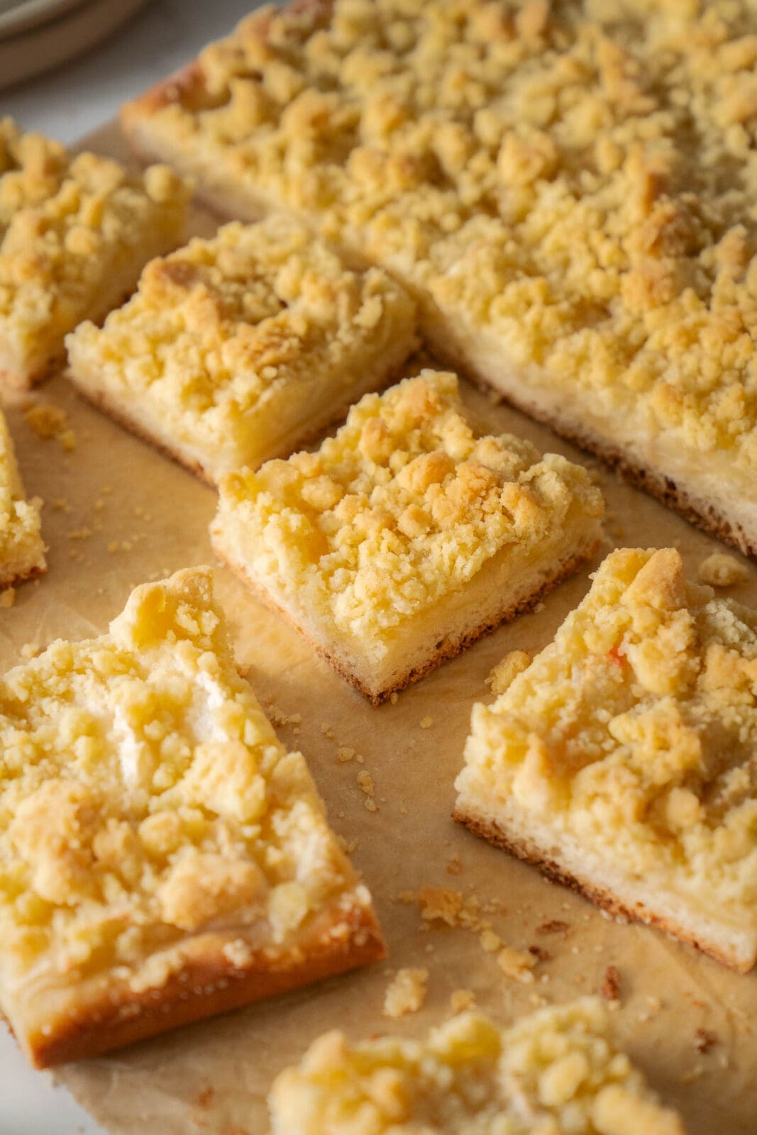 Oma Lores Apfel Streuselkuchen | Fluffig, Saftig und knusprig 9 Apfel Streuselkuchen nach Oma Lore mit Hefeteig, saftigen Äpfeln und knusprigen Streuseln. Tipps zu Sorten, Einfrieren und Backzeit.