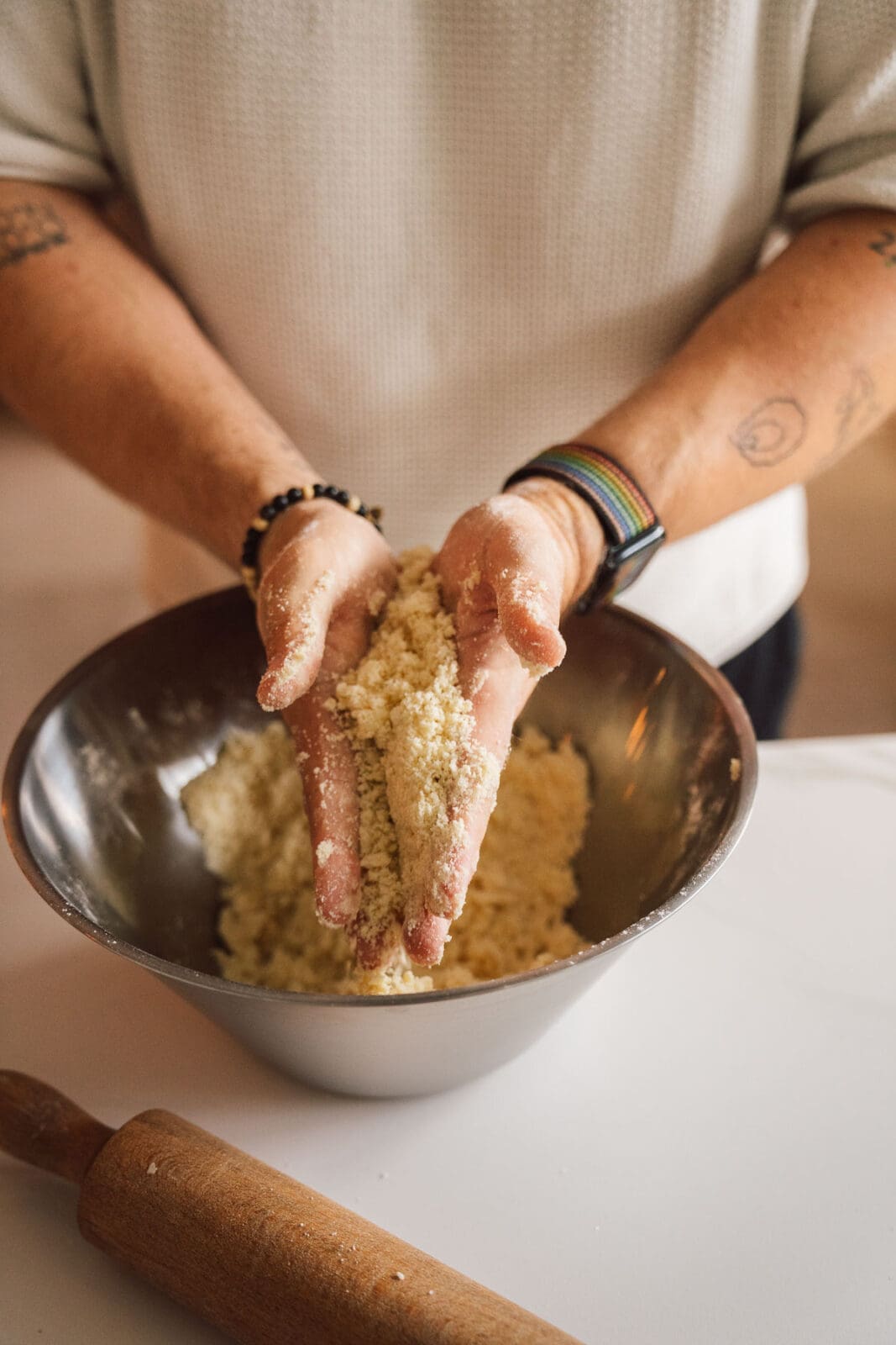 Oma Lores Apfel Streuselkuchen | Fluffig, Saftig und knusprig 7 Apfel Streuselkuchen nach Oma Lore mit Hefeteig, saftigen Äpfeln und knusprigen Streuseln. Tipps zu Sorten, Einfrieren und Backzeit.
