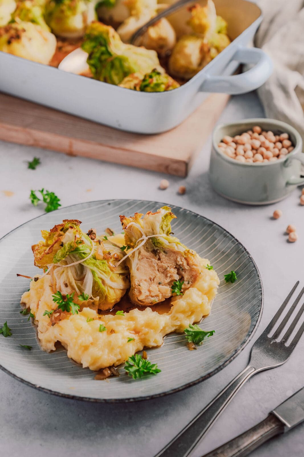 Omas Lores Kohlrouladen neu gedacht | vegetarische Wirsing-Bonbons mit Körnererbsen 14 Rezept für vegetarische Kohlrouladen. Kleine Wirsing-Bonbons mit Körnererbsen-Füllung. Modern, nachhaltig und inspiriert von Omas Lores Küche.