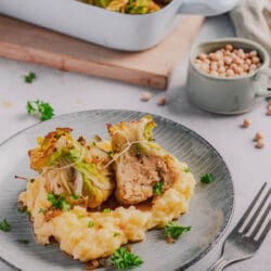 Omas Lores Kohlrouladen neu gedacht | vegetarische Wirsing-Bonbons mit Körnererbsen 9 Kohlrouladen Erbse vegetarisch 16 | Omas Lores Kohlrouladen neu gedacht. Vegetarisch, mit Körnererbsen gefüllt und als kleine Wirsing-Bonbons serviert.