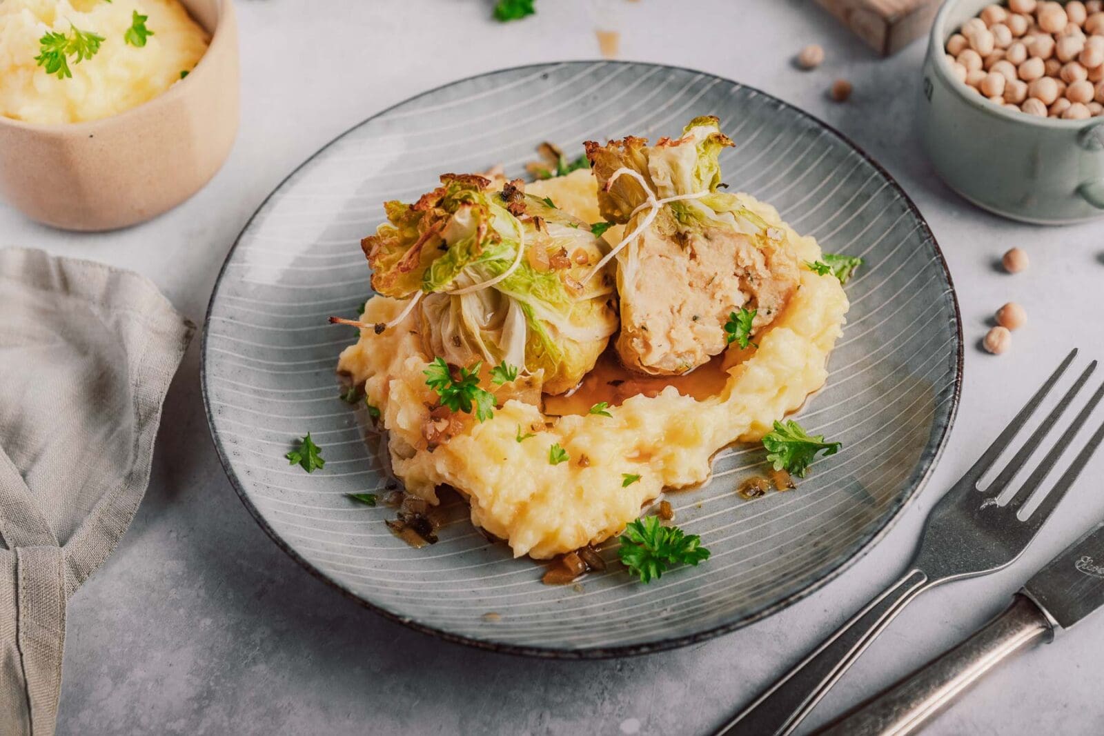 Omas Lores Kohlrouladen neu gedacht | vegetarische Wirsing-Bonbons mit Körnererbsen 15 Rezept für vegetarische Kohlrouladen. Kleine Wirsing-Bonbons mit Körnererbsen-Füllung. Modern, nachhaltig und inspiriert von Omas Lores Küche.